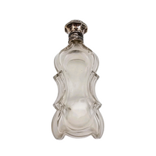 Load image into Gallery viewer, Flacon à sels ou à parfum en cristal taillé et son bouchon sur charnière en argent 833, Pays-Bas, 1814-1905