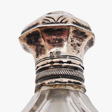 Charger l'image dans la galerie, Flacon à sels ou à parfum en cristal taillé et son bouchon sur charnière en argent 833, Pays-Bas, 1814-1905