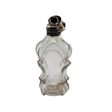 Load image into Gallery viewer, Flacon à sels ou à parfum en cristal taillé et son bouchon sur charnière en argent 833, Pays-Bas, 1814-1905
