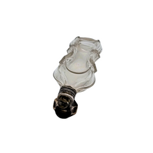Load image into Gallery viewer, Flacon à sels ou à parfum en cristal taillé et son bouchon sur charnière en argent 833, Pays-Bas, 1814-1905