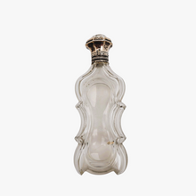 Load image into Gallery viewer, Flacon à sels ou à parfum en cristal taillé et son bouchon sur charnière en argent 833, Pays-Bas, 1814-1905