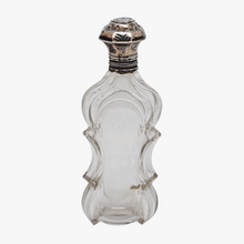 Load image into Gallery viewer, Flacon à sels ou à parfum en cristal taillé et son bouchon sur charnière en argent 833, Pays-Bas, 1814-1905