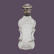 Charger l'image dans la galerie, Flacon à sels ou à parfum en cristal taillé et son bouchon sur charnière en argent 833, Pays-Bas, 1814-1905