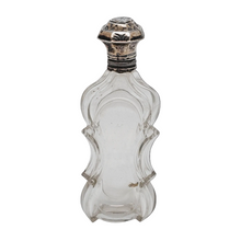 Charger l'image dans la galerie, Flacon à sels ou à parfum en cristal taillé et son bouchon sur charnière en argent 833, Pays-Bas, 1814-1905 Le Charme des Violettes - Brocante en ligne