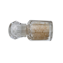 Afbeelding in Gallery-weergave laden, Petit flacon à sels en cristal taillé, fin XIXe siècle Le Charme des Violettes - Brocante en ligne
