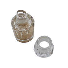 Afbeelding in Gallery-weergave laden, Petit flacon à sels en cristal taillé, fin XIXe siècle Le Charme des Violettes - Brocante en ligne