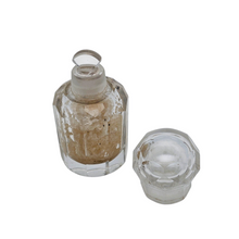 Afbeelding in Gallery-weergave laden, Petit flacon à sels en cristal taillé, fin XIXe siècle Le Charme des Violettes - Brocante en ligne