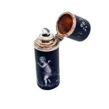 Charger l'image dans la galerie, Flacon à parfum ou à sels en argent émaillé bleu nuit à décor de putti et intérieur en vermeil, milieu XIXè siècle Le Charme des Violettes - Brocante en ligne