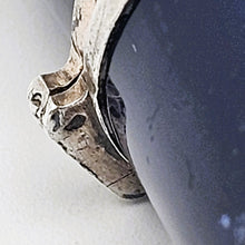 Charger l'image dans la galerie, Flacon à parfum ou à sels en argent émaillé bleu nuit à décor de putti et intérieur en vermeil, milieu XIXè siècle Le Charme des Violettes - Brocante en ligne