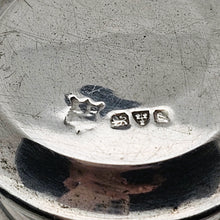 Load image into Gallery viewer, Flacon édouardien en cristal taillé et argent sterling – Angleterre, Chester, 1915 Le Charme des Violettes - Brocante en ligne