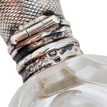 Afbeelding in Gallery-weergave laden, Flacon à sels ou à parfum en cristal taillé et argent, France, fin XIXᵉ siècle Le Charme des Violettes - Brocante en ligne