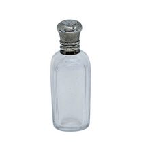 Afbeelding in Gallery-weergave laden, Flacon à sels ou à parfum en cristal taillé et argent, France, fin XIXᵉ siècle Le Charme des Violettes - Brocante en ligne