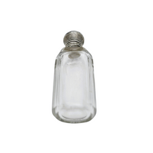 Afbeelding in Gallery-weergave laden, Flacon à sels ou à parfum en cristal taillé et argent, France, fin XIXᵉ siècle Le Charme des Violettes - Brocante en ligne