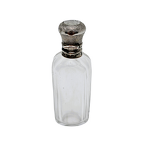 Afbeelding in Gallery-weergave laden, Flacon à sels ou à parfum en cristal taillé et argent, France, fin XIXᵉ siècle Le Charme des Violettes - Brocante en ligne