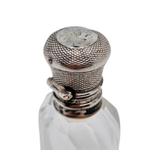 Afbeelding in Gallery-weergave laden, Flacon à sels ou à parfum en cristal taillé et argent, France, fin XIXᵉ siècle Le Charme des Violettes - Brocante en ligne