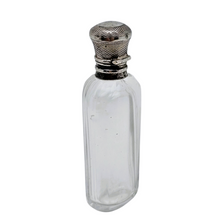 Afbeelding in Gallery-weergave laden, Flacon à sels ou à parfum en cristal taillé et argent, France, fin XIXᵉ siècle Le Charme des Violettes - Brocante en ligne
