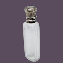 Afbeelding in Gallery-weergave laden, Flacon à sels ou à parfum en cristal taillé et argent, France, fin XIXᵉ siècle Le Charme des Violettes - Brocante en ligne