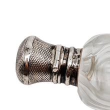 Afbeelding in Gallery-weergave laden, Flacon à sels ou à parfum en cristal taillé et argent, France, fin XIXᵉ siècle Le Charme des Violettes - Brocante en ligne