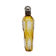 Charger l'image dans la galerie, Flacon à parfum en cristal jaune ambré et monture en métal argenté, vers 1880-1900 Le Charme des Violettes - Brocante en ligne