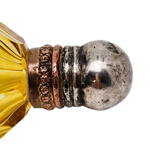 Charger l'image dans la galerie, Flacon à parfum en cristal jaune ambré et monture en métal argenté, vers 1880-1900 Le Charme des Violettes - Brocante en ligne