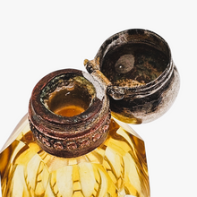 Charger l'image dans la galerie, Flacon à parfum en cristal jaune ambré et monture en métal argenté, vers 1880-1900 Le Charme des Violettes - Brocante en ligne