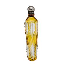 Charger l'image dans la galerie, Flacon à parfum en cristal jaune ambré et monture en métal argenté, vers 1880-1900 Le Charme des Violettes - Brocante en ligne