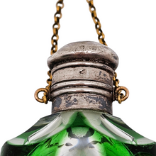 Charger l'image dans la galerie, Flacon en cristal overlay vert et bouchon en argent, vers 1880-1910 Le Charme des Violettes - Brocante en ligne