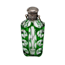 Charger l'image dans la galerie, Flacon en cristal overlay vert et bouchon en argent, vers 1880-1910 Le Charme des Violettes - Brocante en ligne