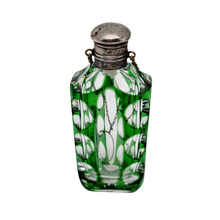 Charger l'image dans la galerie, Flacon en cristal overlay vert et bouchon en argent, vers 1880-1910 Le Charme des Violettes - Brocante en ligne