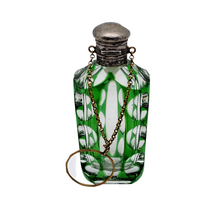 Charger l'image dans la galerie, Flacon en cristal overlay vert et bouchon en argent, vers 1880-1910 Le Charme des Violettes - Brocante en ligne