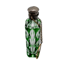Charger l'image dans la galerie, Flacon en cristal overlay vert et bouchon en argent, vers 1880-1910 Le Charme des Violettes - Brocante en ligne