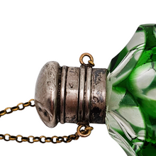 Charger l'image dans la galerie, Flacon en cristal overlay vert et bouchon en argent, vers 1880-1910 Le Charme des Violettes - Brocante en ligne