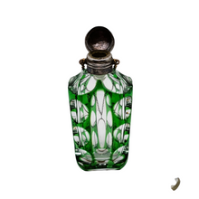 Charger l'image dans la galerie, Flacon en cristal overlay vert et bouchon en argent, vers 1880-1910 Le Charme des Violettes - Brocante en ligne