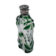 Afbeelding in Gallery-weergave laden, Flacon à parfum Art nouveau en cristal clair et vert, monture argent, France, vers 1900 Le Charme des Violettes - Brocante en ligne
