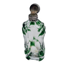Afbeelding in Gallery-weergave laden, Flacon à parfum Art nouveau en cristal clair et vert, monture argent, France, vers 1900 Le Charme des Violettes - Brocante en ligne