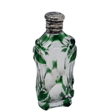 Afbeelding in Gallery-weergave laden, Flacon à parfum Art nouveau en cristal clair et vert, monture argent, France, vers 1900 Le Charme des Violettes - Brocante en ligne