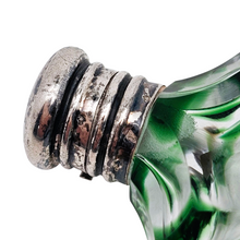 Afbeelding in Gallery-weergave laden, Flacon à parfum Art nouveau en cristal clair et vert, monture argent, France, vers 1900 Le Charme des Violettes - Brocante en ligne