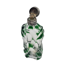 Afbeelding in Gallery-weergave laden, Flacon à parfum Art nouveau en cristal clair et vert, monture argent, France, vers 1900 Le Charme des Violettes - Brocante en ligne