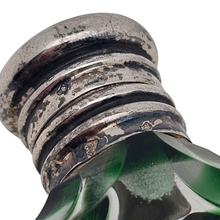 Afbeelding in Gallery-weergave laden, Flacon à parfum Art nouveau en cristal clair et vert, monture argent, France, vers 1900 Le Charme des Violettes - Brocante en ligne