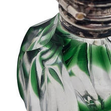Afbeelding in Gallery-weergave laden, Flacon à parfum Art nouveau en cristal clair et vert, monture argent, France, vers 1900 Le Charme des Violettes - Brocante en ligne