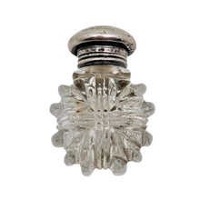 Charger l'image dans la galerie, Petit flacon de parfum en cristal taillé et bouchon en métal argenté, fin XIXè - début XXè Le Charme des Violettes - Brocante en ligne