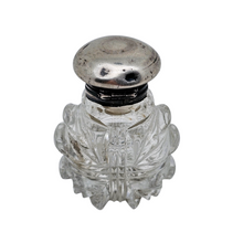 Charger l'image dans la galerie, Petit flacon de parfum en cristal taillé et bouchon en métal argenté, fin XIXè - début XXè Le Charme des Violettes - Brocante en ligne