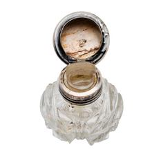 Charger l'image dans la galerie, Petit flacon de parfum en cristal taillé et bouchon en métal argenté, fin XIXè - début XXè Le Charme des Violettes - Brocante en ligne
