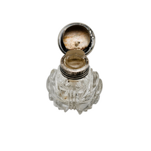 Charger l'image dans la galerie, Petit flacon de parfum en cristal taillé et bouchon en métal argenté, fin XIXè - début XXè Le Charme des Violettes - Brocante en ligne