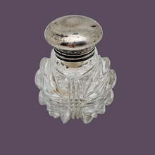 Charger l'image dans la galerie, Petit flacon de parfum en cristal taillé et bouchon en métal argenté, fin XIXè - début XXè Le Charme des Violettes - Brocante en ligne