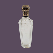 Charger l'image dans la galerie, Flacon à parfum en cristal taillé et bouchon ciselé en vermeil, fin XIXᵉ / début XXᵉ siècle Le Charme des Violettes - Brocante en ligne