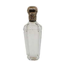 Charger l'image dans la galerie, Flacon à parfum en cristal taillé et bouchon ciselé en vermeil, fin XIXᵉ - début XXᵉ Le Charme des Violettes - Brocante en ligne