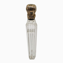 Charger l'image dans la galerie, Flacon à parfum en cristal taillé et bouchon ciselé en vermeil, fin XIXᵉ / début XXᵉ siècle Le Charme des Violettes - Brocante en ligne