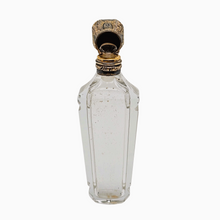 Charger l'image dans la galerie, Flacon à parfum en cristal taillé et bouchon ciselé en vermeil, fin XIXᵉ / début XXᵉ siècle Le Charme des Violettes - Brocante en ligne