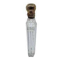Charger l'image dans la galerie, Flacon à parfum en cristal taillé et bouchon ciselé en vermeil, fin XIXᵉ / début XXᵉ siècle Le Charme des Violettes - Brocante en ligne